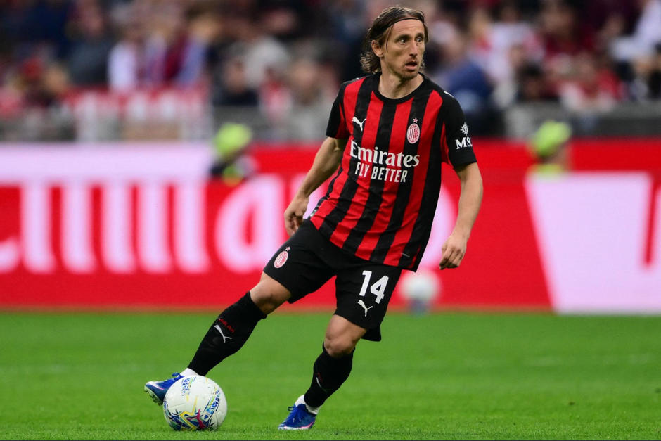 Luka Modric seguir&aacute; una temporada m&aacute;s vistiendo los colores rossoneros. (Foto: AFP)