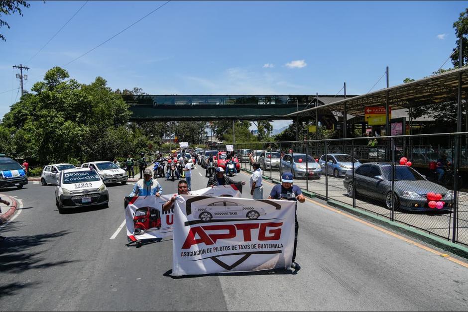 Caravanas de taxistas se dirigen hacia el Congreso de la Rep&uacute;blica. (Foto:&nbsp;Wilder L&oacute;pez/Soy502)
