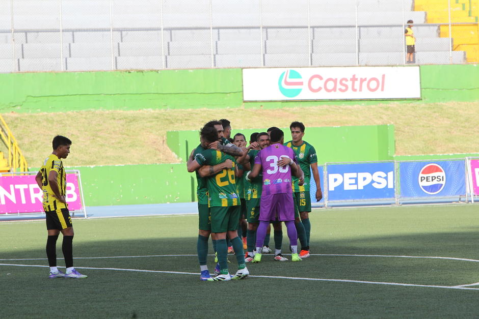 Los jugadores de Guastatoya celebraron sus primeros tres puntos en el Apertura 2026. (Foto: Eddy Recinos)