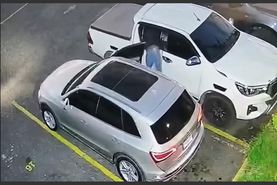 El robo ocurri&oacute; dentro del estacionamiento de una tienda ubicada en bulevar Los Pr&oacute;ceres. (Foto: captura de video)
