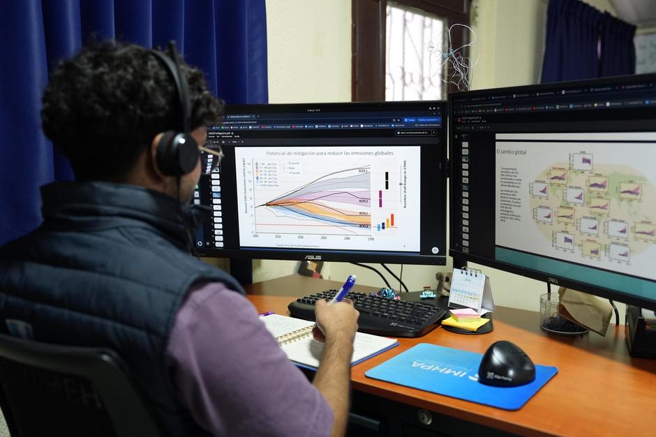 Profesionales del Insivumeh fortalecieron sus capacidades t&eacute;cnicas de monitoreo y pron&oacute;stico atmosf&eacute;rico. (Foto: Insivumeh / Soy502)