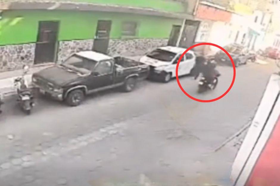 Uno de los asaltantes portaba un arma de fuego y dispar&oacute; hacia el suelo. (Foto: Captura de video)