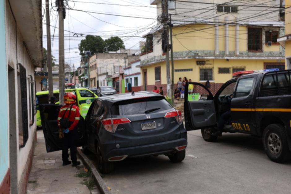 El reporte indicaba que una persona permanec&iacute;a inconsciente en el interior de un autom&oacute;vil pero a la llegada de los socorristas determinaron que ya hab&iacute;a fallecido. (Foto: CMB)