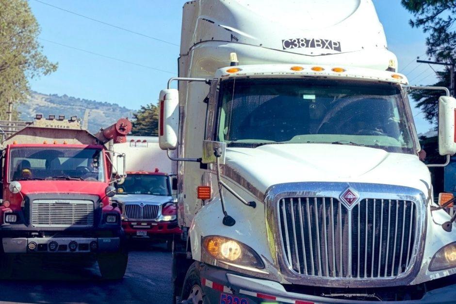 Transportistas avanzan en caravana por la ruta al Pac&iacute;fico. (Foto v&iacute;a: Am&iacute;lcar Montejo)