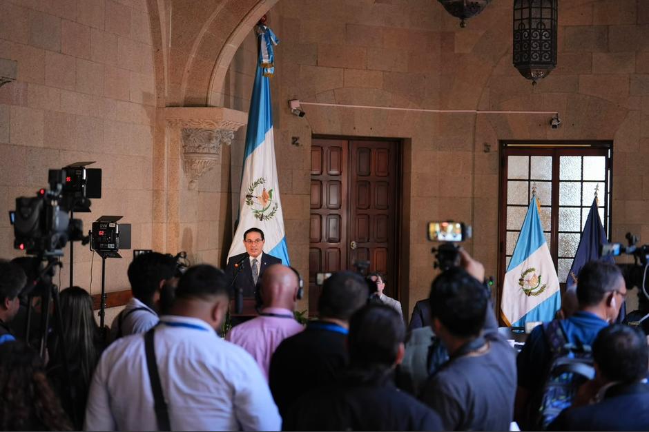 El ministro de Gobernaci&oacute;n Marco Antonio Villeda, rechaz&oacute; las versiones sobre presuntos ataques coordinados contra agentes de la PNC y llam&oacute; a no difundir informaci&oacute;n falsa. (Foto: Mingob / Soy502)