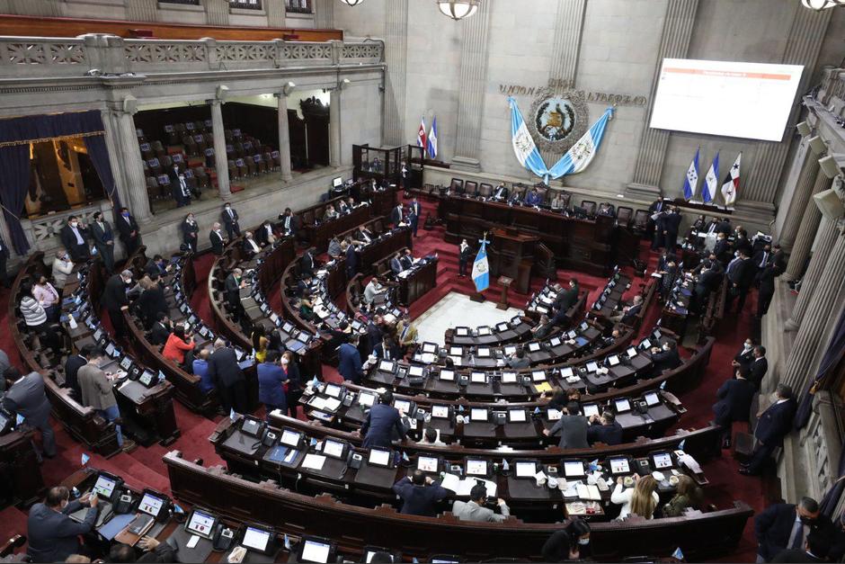La propuesta de un nuevo subsidio a los combustibles divide a las bancadas del Congreso entre quienes buscan una aprobaci&oacute;n inmediata y quienes exigen un an&aacute;lisis previo. (Foto: Congreso / Soy502)