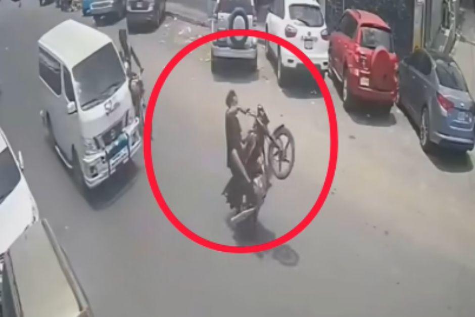 Un motorista termin&oacute; accidentado tras realizar una acrobacia en la v&iacute;a p&uacute;blica. (Foto: Captura de video)