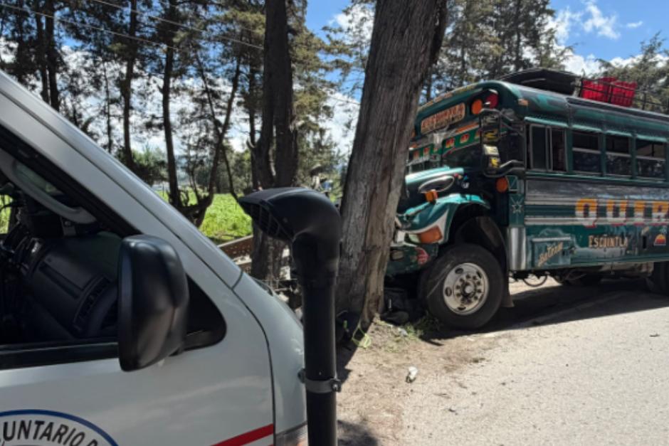 El conductor perdi&oacute; el control y termin&oacute; chocando contra un &aacute;rbol. (Foto: CVB)