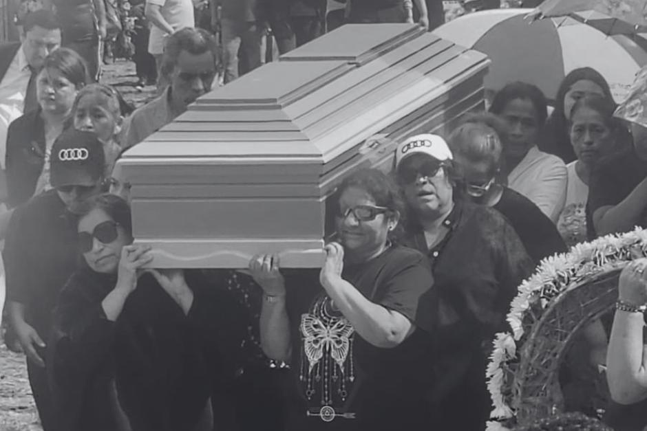 Entre l&aacute;grimas despiden a los integrantes de una familia que murieron durante un ataque armado en Villa canales. (Foto: PMT)
