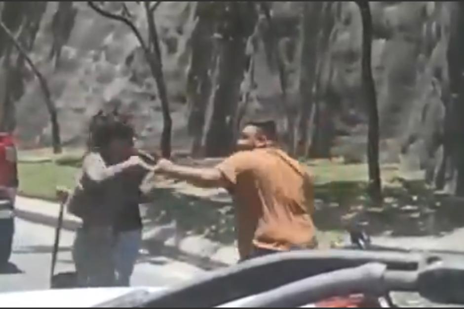 La pelea detuvo el tr&aacute;nsito por varios minutos. (Foto: captura de video)