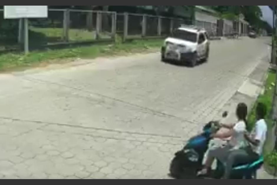El auto no logr&oacute; reducir la velocidad y termin&oacute; impactando con la motocicleta. (Foto: captura de video)