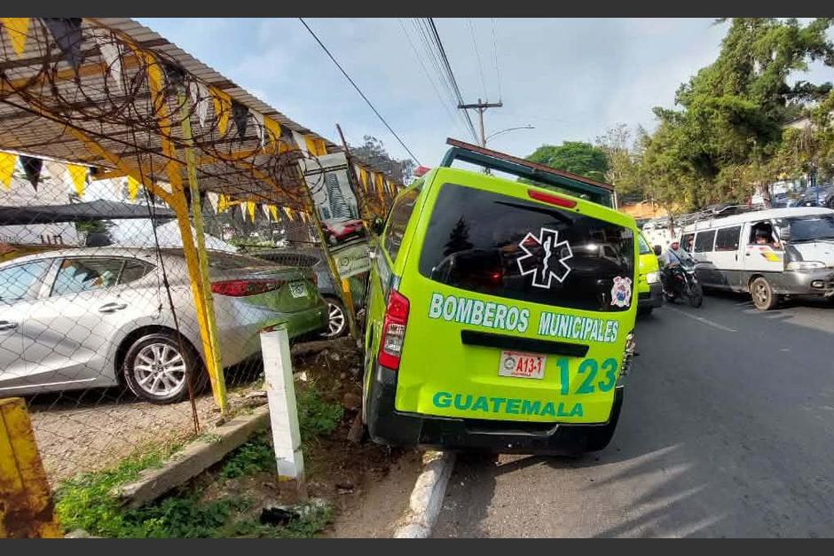 La ambulancia termin&oacute; empotrada en el carril contrario. (Foto: cortes&iacute;a)