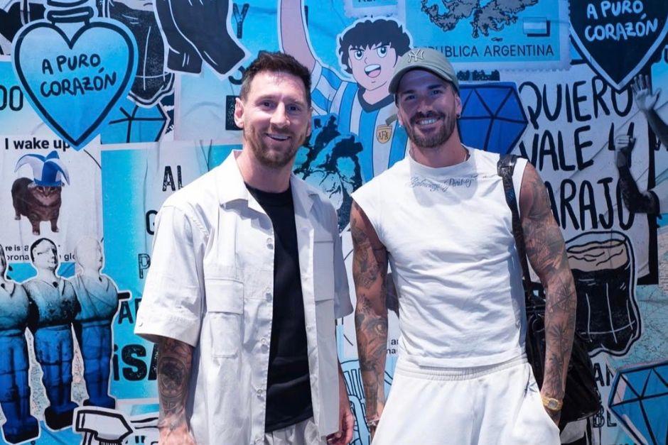 Lionel Messi y Rodrigo de Paul se mostraron contentos de unirse al trabajo junto a sus compa&ntilde;eros. (Foto: Redes)