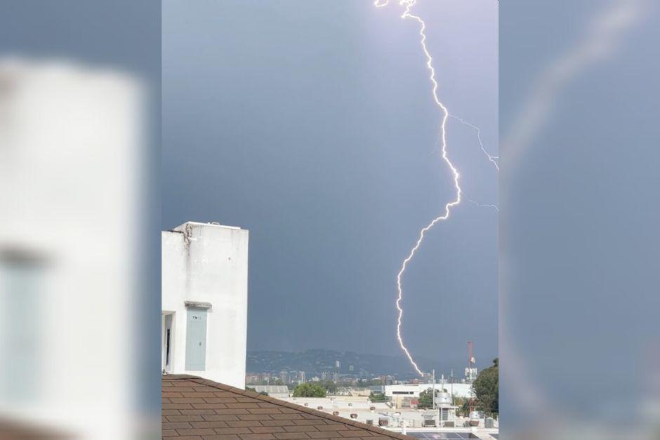 Una tormenta el&eacute;ctrica fue notoria esta tarde en la ciudad capital. (Foto: Captura de video/Soy502)