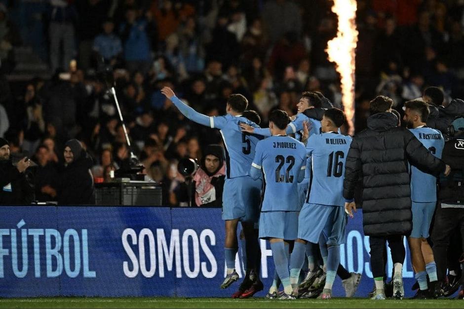 Bielsa conform&oacute; un plantel equilibrado con la inclusi&oacute;n del hist&oacute;rico arquero Fernando Muslera y la sorpresiva ausencia de Nahitan N&aacute;ndez.