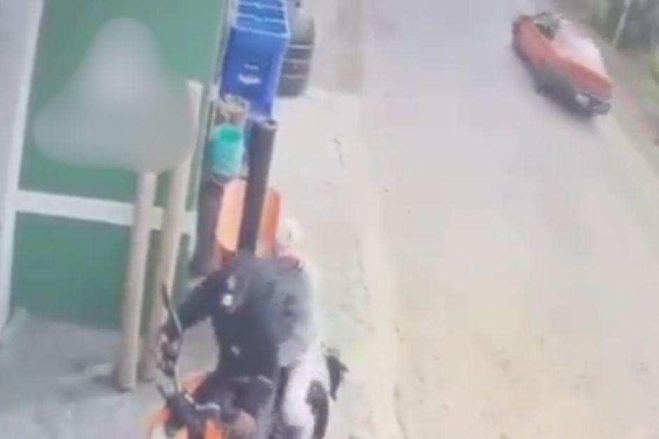 Los delincuentes quedaron captados por una c&aacute;mara de seguridad cuando cometieron el robo. (Foto: Captura de video)