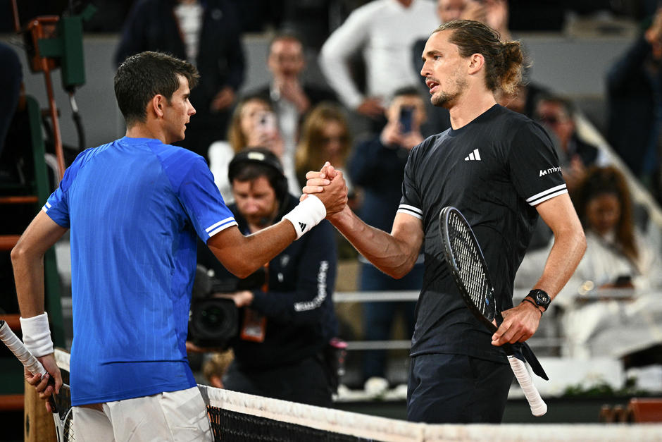 J&oacute;dar ilusion&oacute; con un gran inicio, pero Zverev reaccion&oacute; a tiempo para quedarse con el boleto a semis. (Foto: AFP)