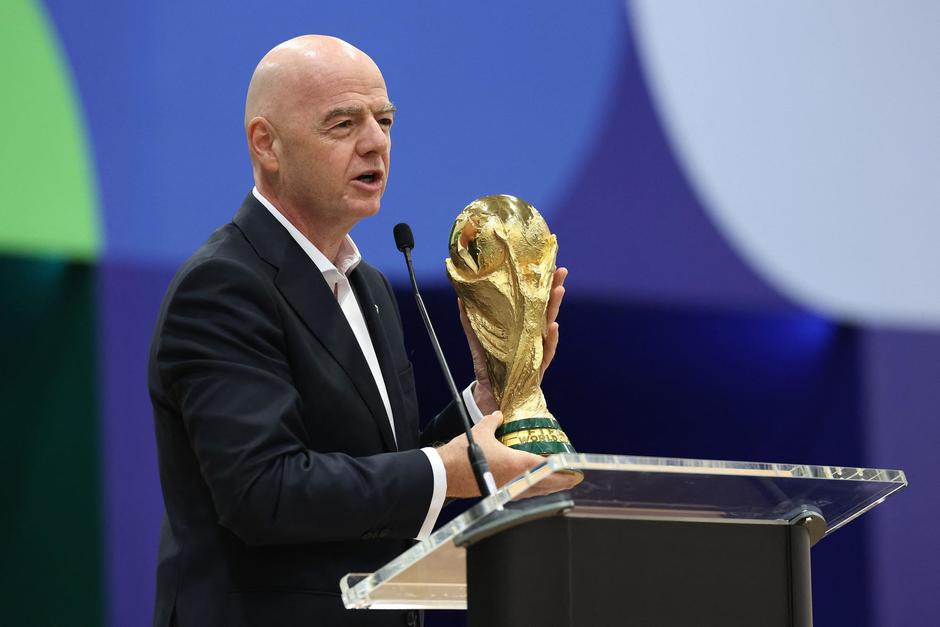 Gianni Infantino sostiene el trofeo de campe&oacute;n de la Copa Mundial de la FIFA.
