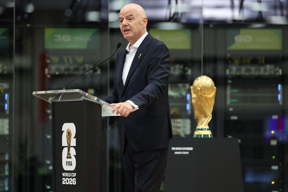 El presidente de la FIFA, Gianni Infantino, pronuncia un discurso durante la ceremonia de inauguraci&oacute;n del Centro Internacional de Retransmisiones de la Copa Mundial de la FIFA 2026.