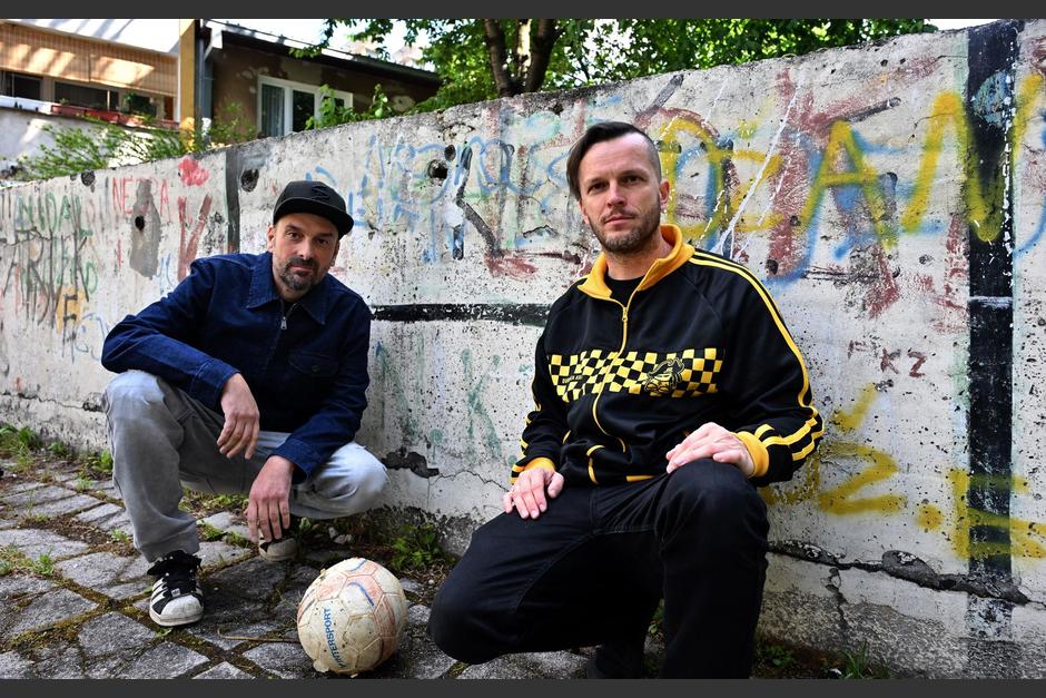 Los miembros de la banda bosnia "Dubioza Kolektiv", Brano Jakubovic (izquierda) y Vedran Mujagic posan con un bal&oacute;n en Sarajevo.