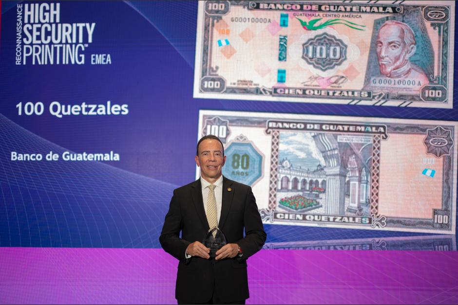 El presidente del Banco de Guatemala, &Aacute;lvaro Gonz&aacute;lez Ricci recibi&oacute; el reconocimiento por el&nbsp;Mejor Nuevo Billete Conmemorativo de 2026. (Foto: Banguat)