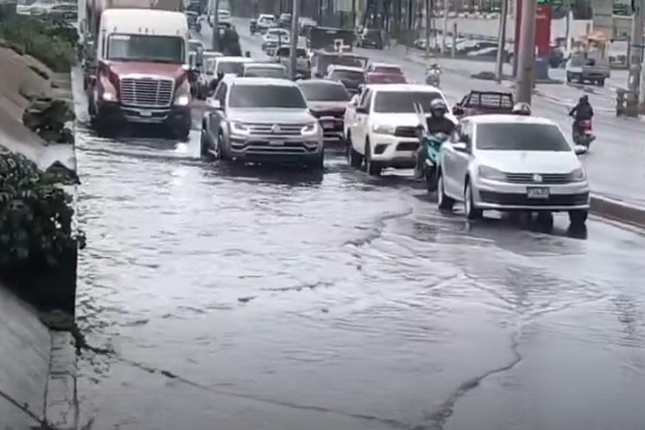 Una inundaci&oacute;n en el kil&oacute;metro 15 de ruta al Pac&iacute;fico complica el paso vehicular. (Foto: Captura de video)