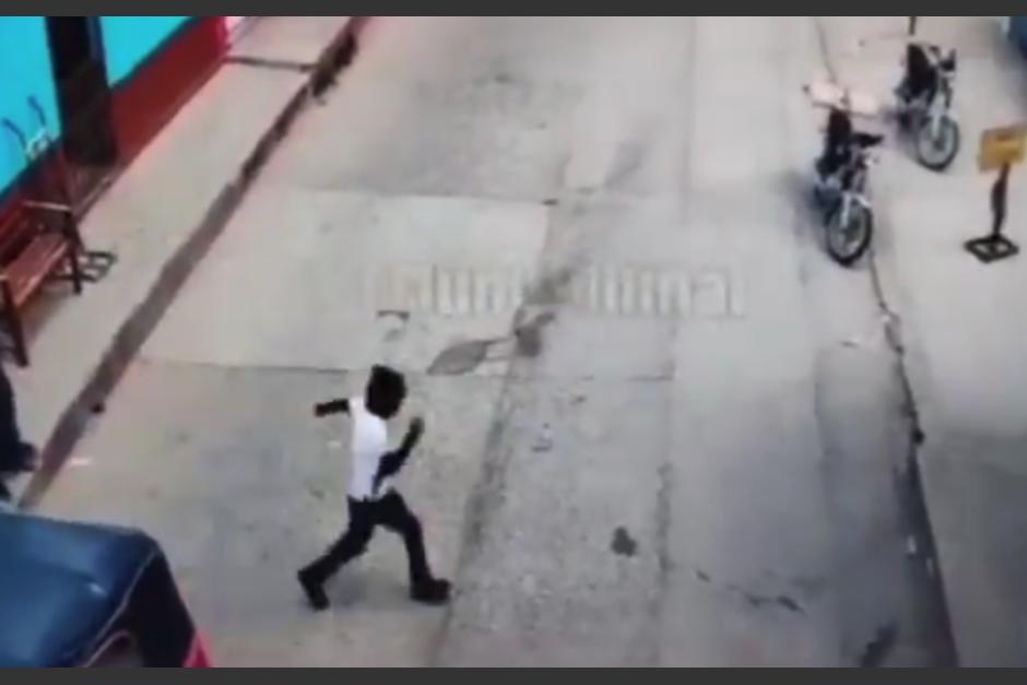 Afortunadamente, el ni&ntilde;o logr&oacute; levantarse. (Foto: captura de video)