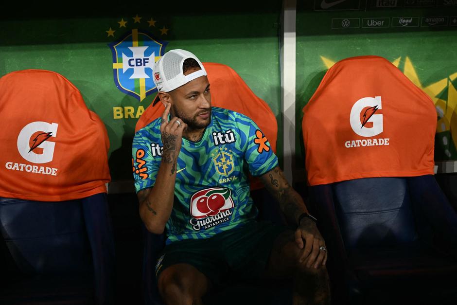 El delantero Neymar observa desde el banquillo.