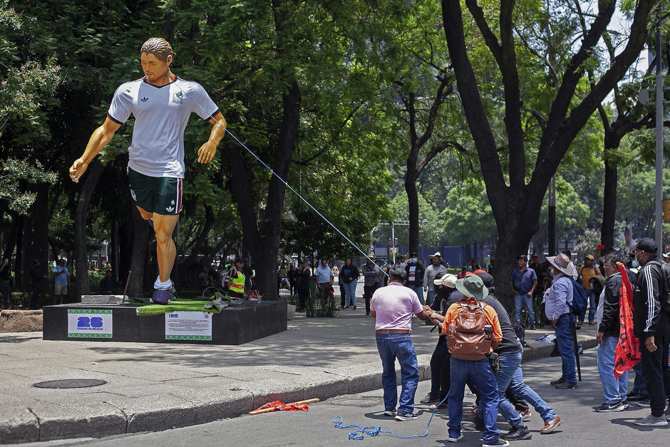 Manifestantes tumban figuras de futbolistas en M&eacute;xico como medio de protesta previo al Mundial 2026.