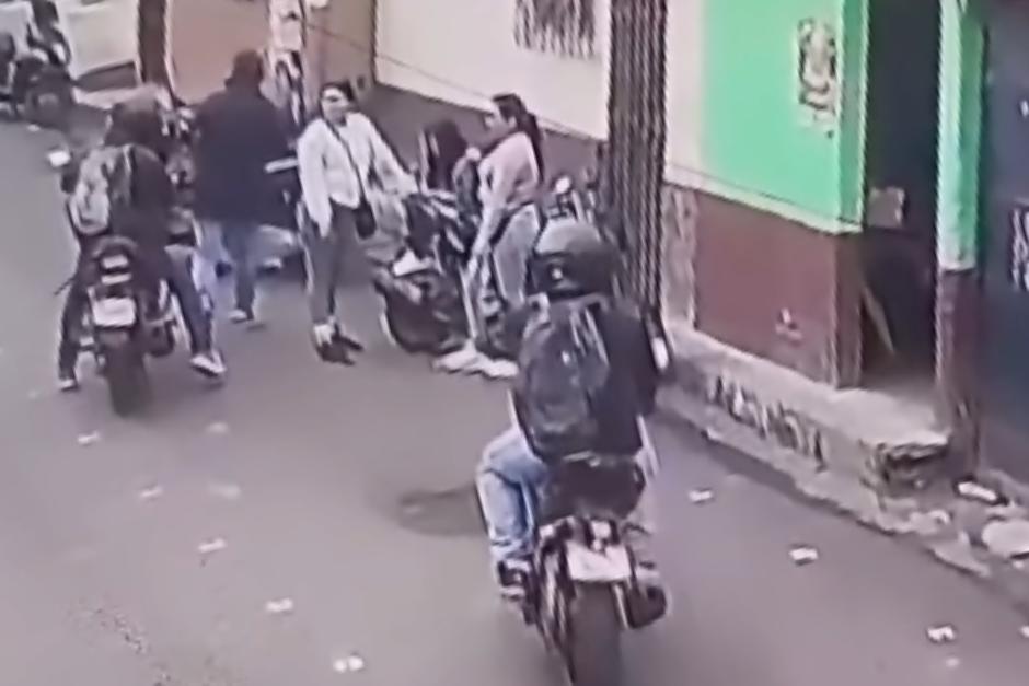Con amenazas lograron que varias mujeres les entregaran sus dispositivos m&oacute;viles. (Foto: Captura de video)