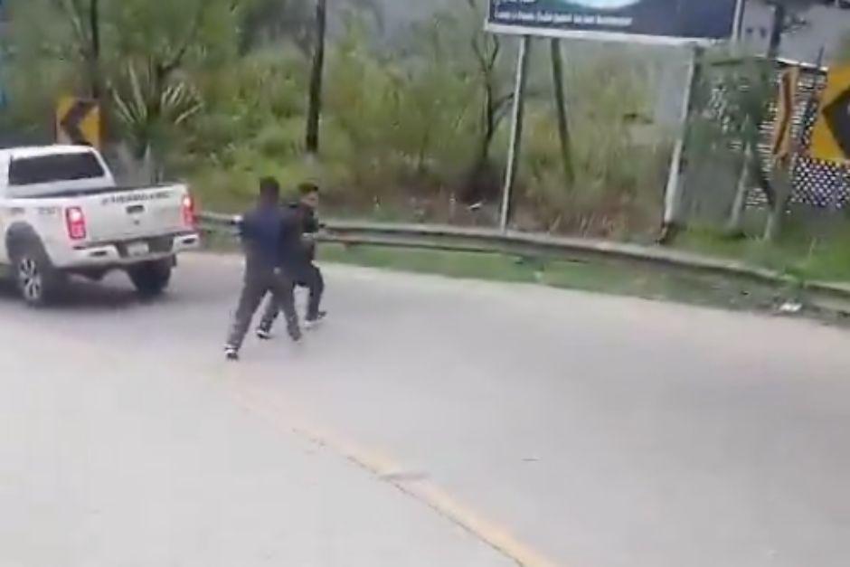 Dos conductores se fueron a los golpes en pleno tr&aacute;nsito. (Foto: Captura de video)