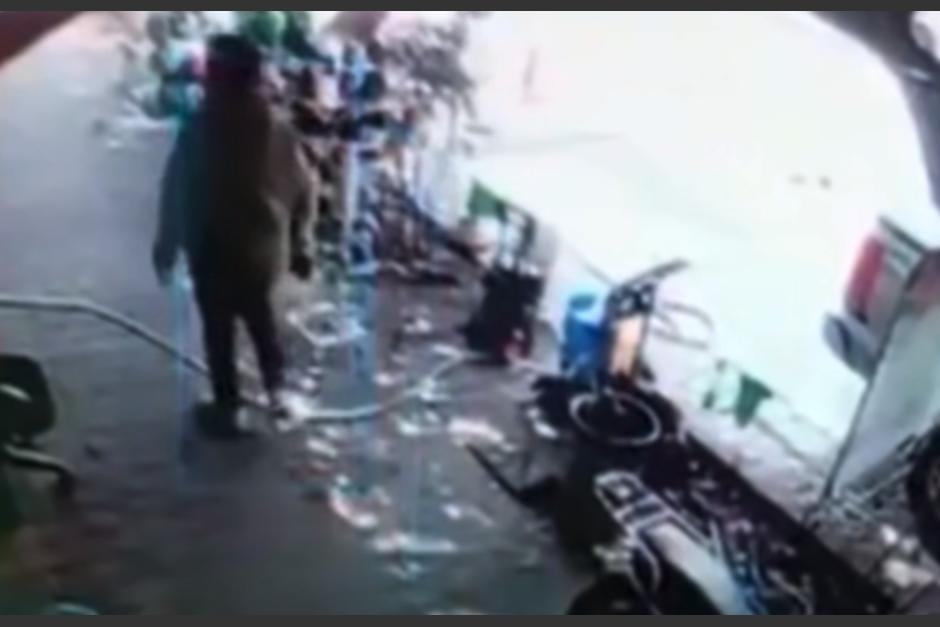 Hombres se roban un auto de car wash en zona 3 (video)