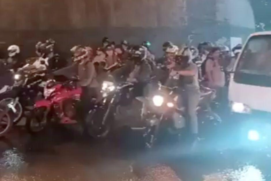Motoristas esperan bajo los puentes a que la lluvia disminuya. (Foto: Captura de video)