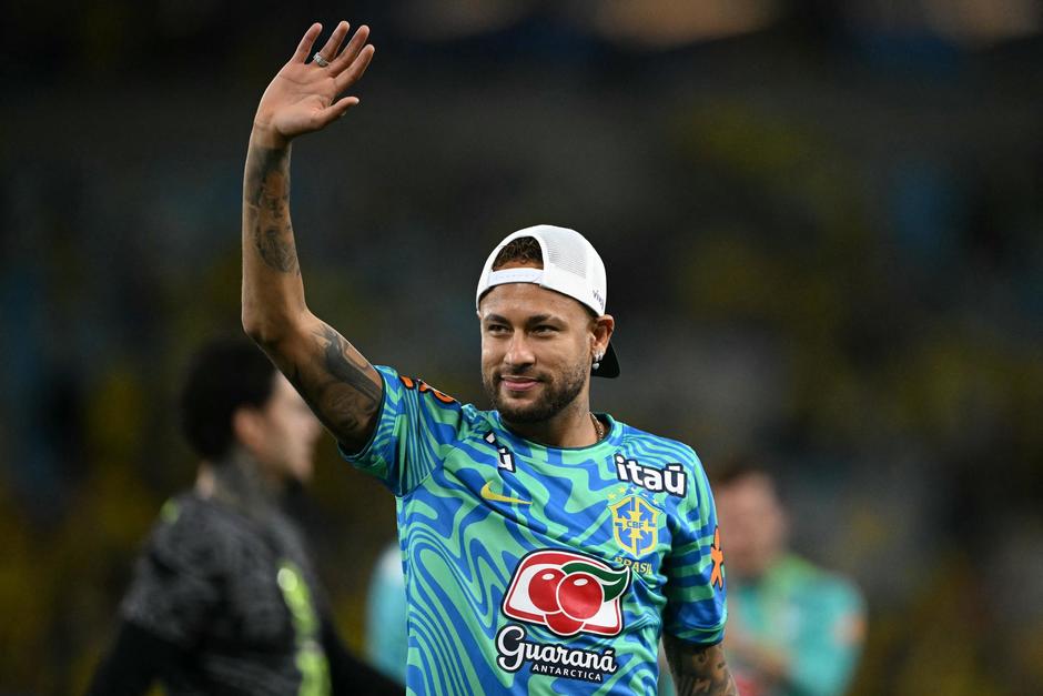 Neymar saluda a la afici&oacute;n brasile&ntilde;a durante un partido amistoso.&nbsp;