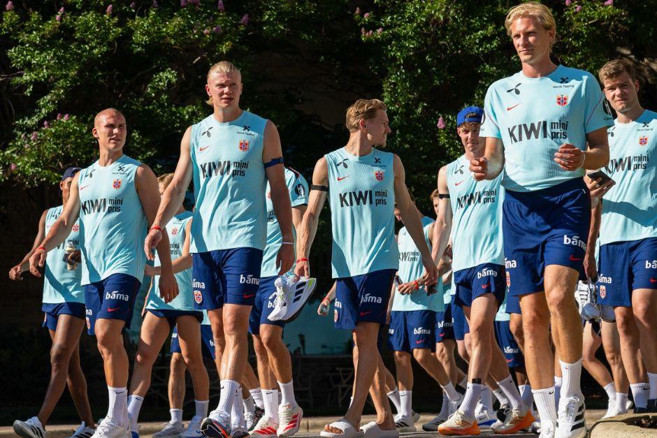 Haaland y los seleccionados de Noruega sufrieron de calor este viernes en Carolina del Norte. (Foto: Redes)