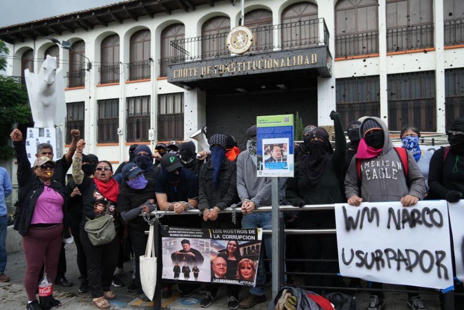 Estudiantes de la USAC manifiestan a las afueras de la CC encadenados en protesta a la elecci&oacute;n de Walter Mazariegos como rector de esa casa de estudios superiores. (Foto: Wilder L&oacute;pez/Soy502)