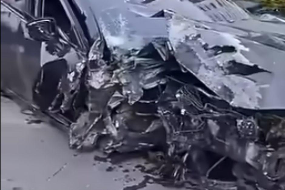 El veh&iacute;culo qued&oacute; destruido tras el percance. (Foto: captura de video)