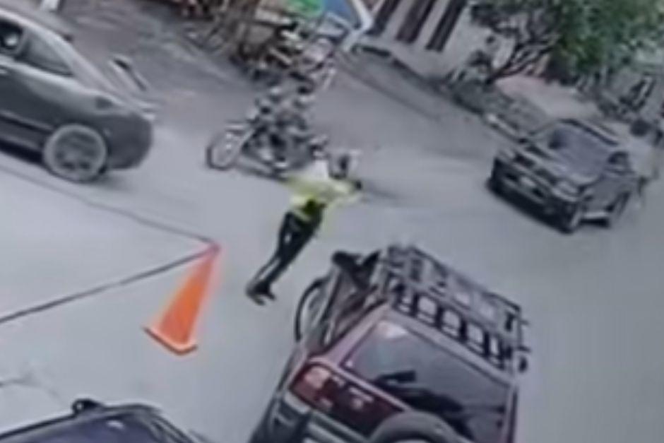 &iexcl;Otra agresi&oacute;n! Conductor se va contra agente de la PMT