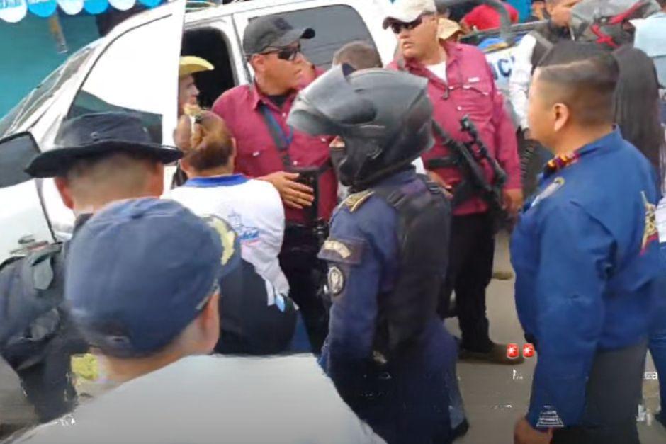 Hombres con armas de alto calibre rodeaban al alcalde quien tambi&eacute;n portaba una pistola. (Foto: Captura de video)