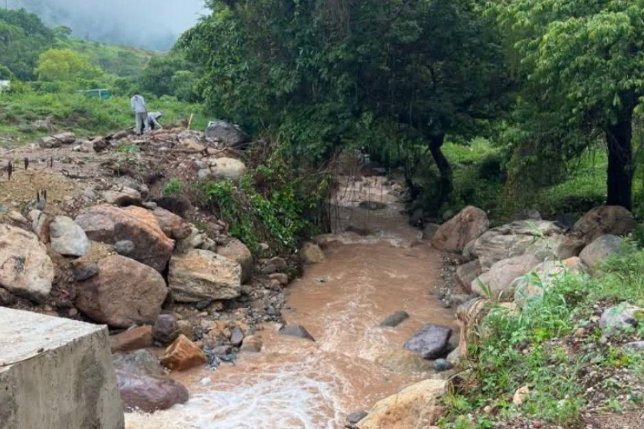 Las fuerte lluvias causaron una crecida de r&iacute;o. (Foto: Bomberos Municipales Departamentales)