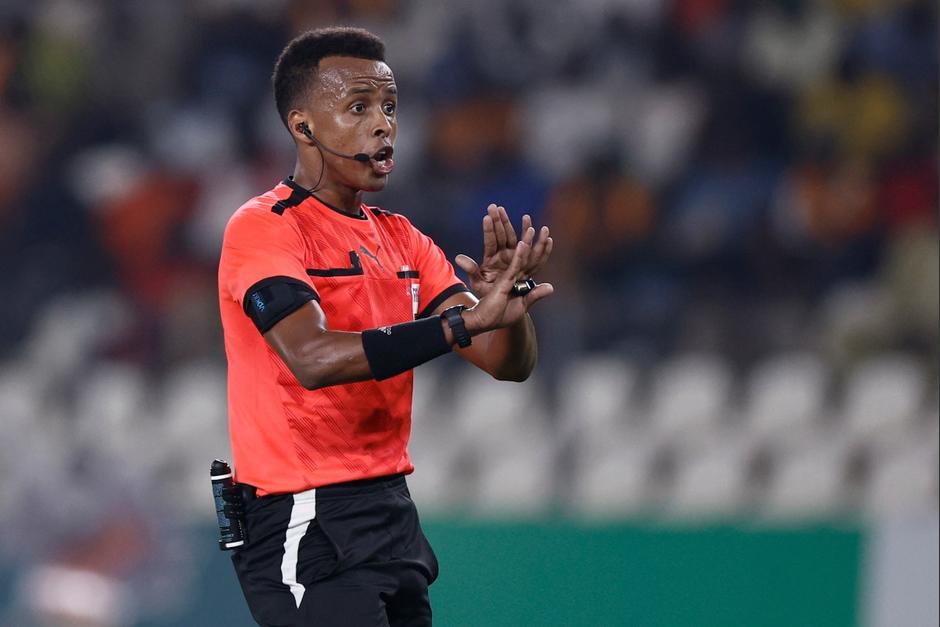 El &aacute;rbitro somal&iacute; Omar Abdulkadir Artan durante el partido de futbol del Grupo F de la Copa Africana de Naciones (CAN) entre Gab&oacute;n y Costa de Marfil. (Foto: AFP)&nbsp;&nbsp;