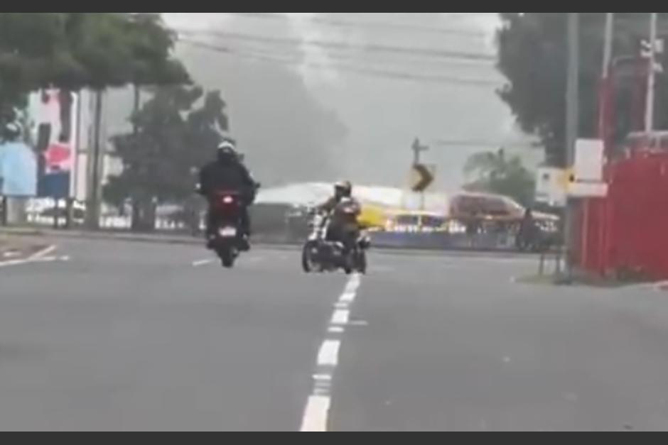 Ambos motoristas quedaron sobre el asfalto. (Foto: captura de video)