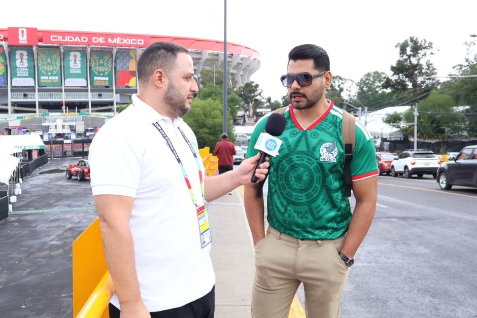 Pedro Pablo, uno de nuestros enviados, platic&oacute; con la afici&oacute;n mexicana en las afueras del Estadio Azteca. (Foto: Ana Luc&iacute;a Castillo)