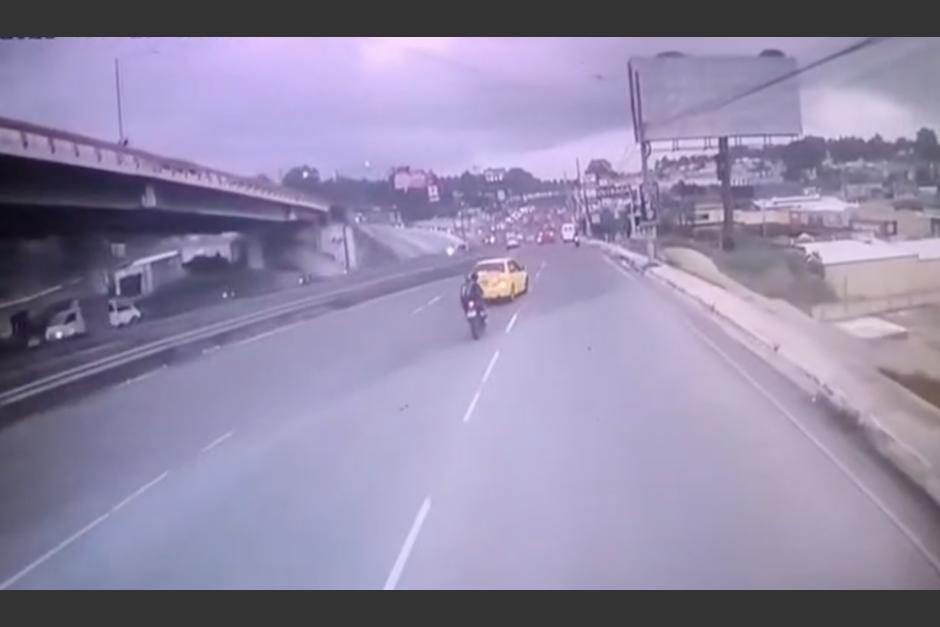 Dos personas resultaron heridas tras el percance vial. (Foto: Captura de video)