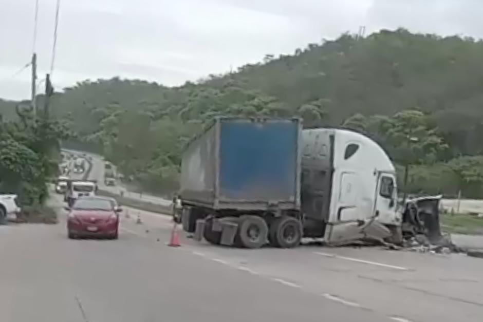 Dos transportes pesados protagonizaron una colisi&oacute;n durante la madrugada. (Foto: Captura de video)