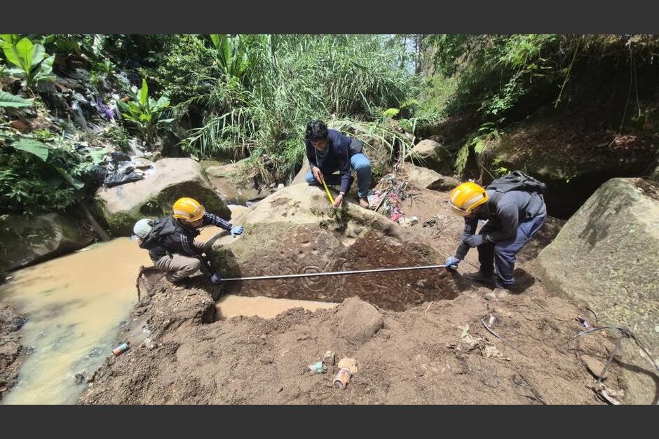 Expertos hallan roca prehisp&aacute;nica en Quich&eacute; entre basura y olvido.&nbsp;(Foto: Bernardo Mont&uacute;far/colaborador)&nbsp;