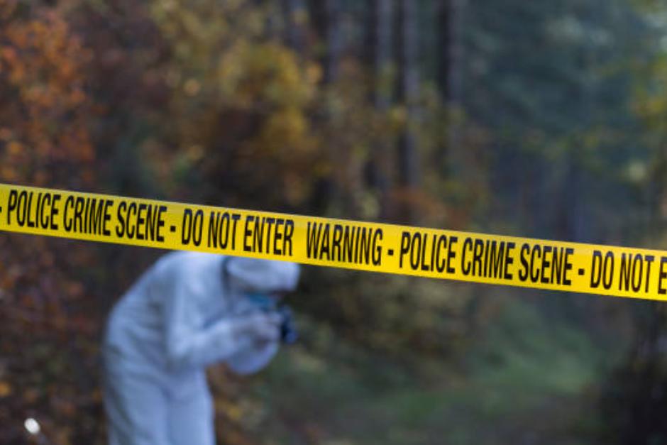 El cuerpo qued&oacute; tendido en un camino boscoso. (Foto ilustrativa: iStock)