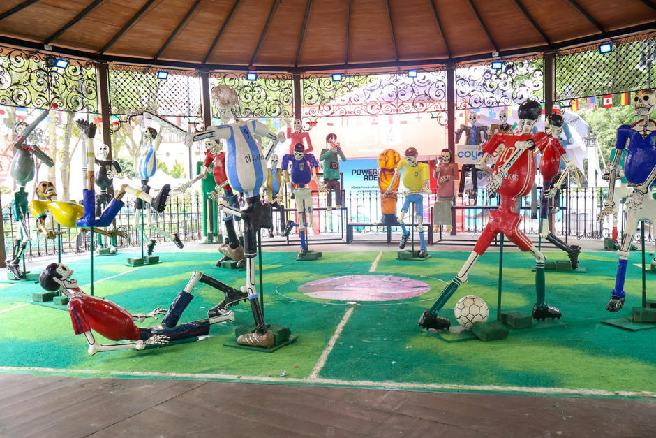 Decoraci&oacute;n cultural alusiva a la fiesta mundialista en la Plaza Coyoac&aacute;n. (Fotograf&iacute;a por: Ana Luc&iacute;a Castillo / Soy502)&nbsp;