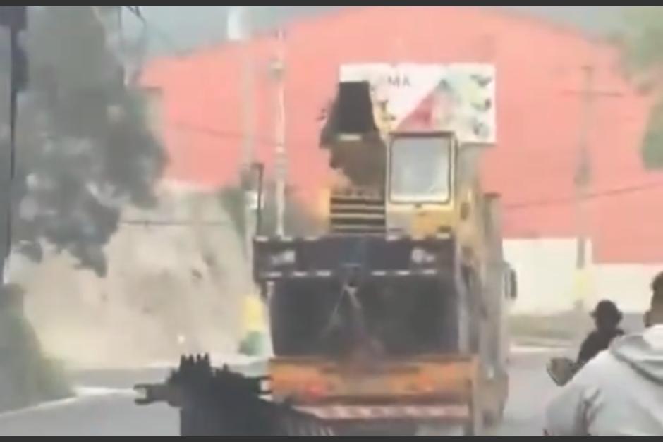 Gr&uacute;a impacta con un puente en el Pac&iacute;fico (video)