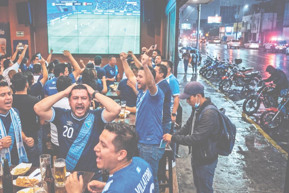 La experiencia guatemalteca muestra cambios en la din&aacute;mica del crimen durante las copas mundiales de f&uacute;tbol. (Foto ilustrativa generada con IA)